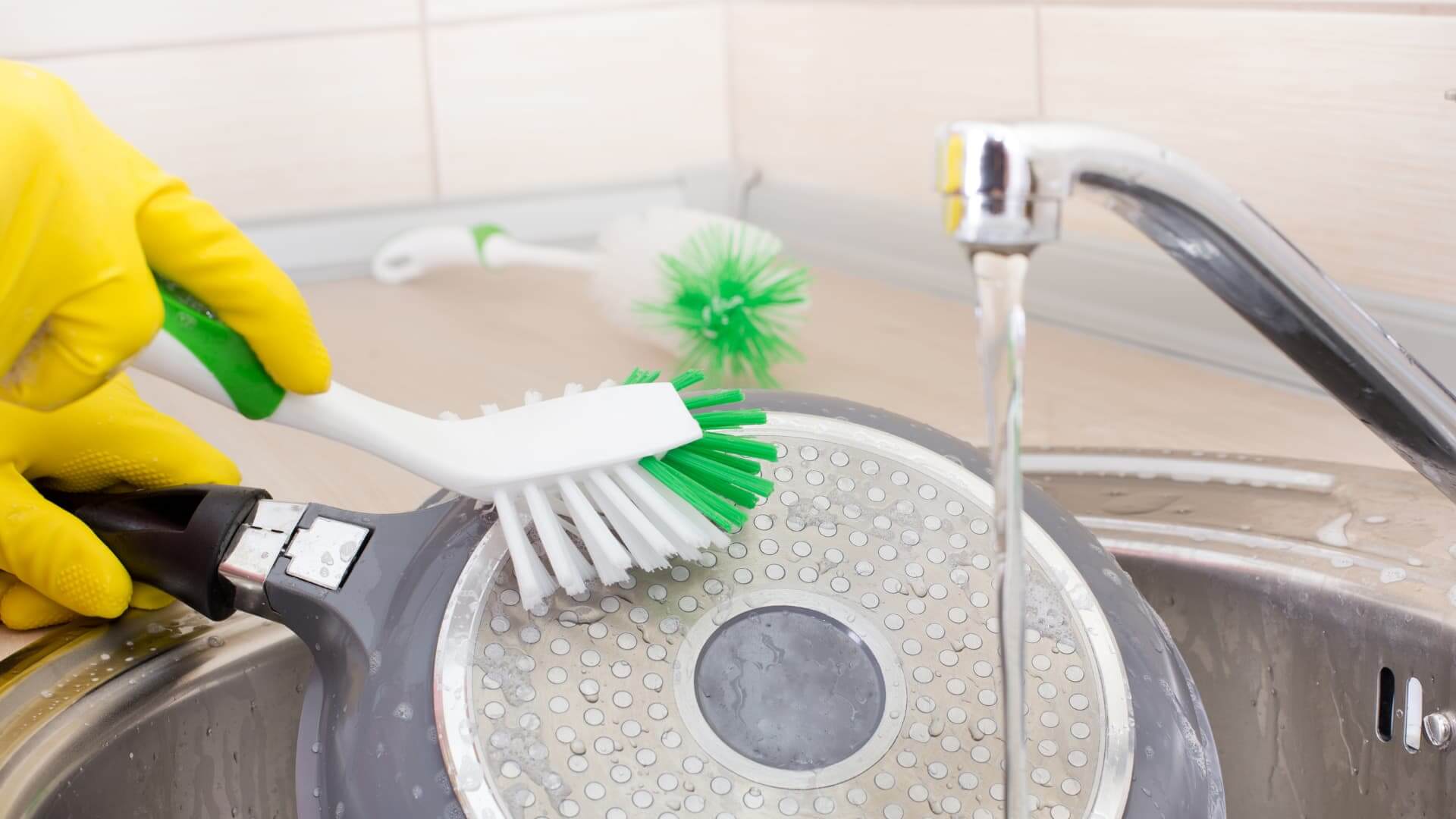 how to clean a frying pan